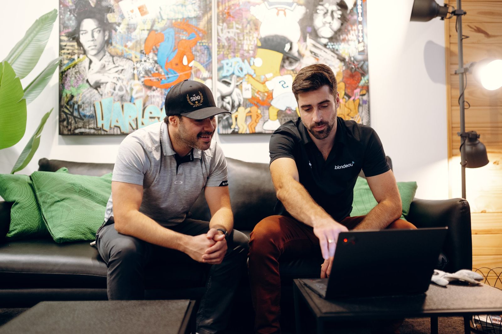 Deux membres discutent sur le divan du lounge