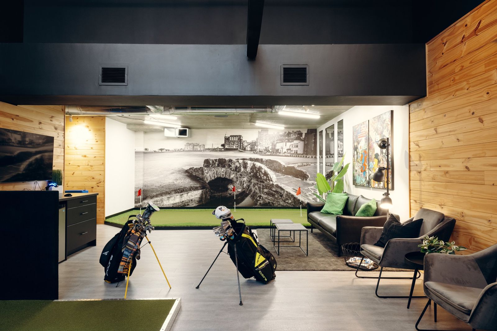 Vue d’ensemble : sacs de golf, vert de putting et lounge